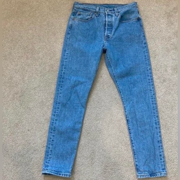 Levi's 501 S skinny big E light wash jeans in size
27. Button snap enclosures. - Picture 3 of 5